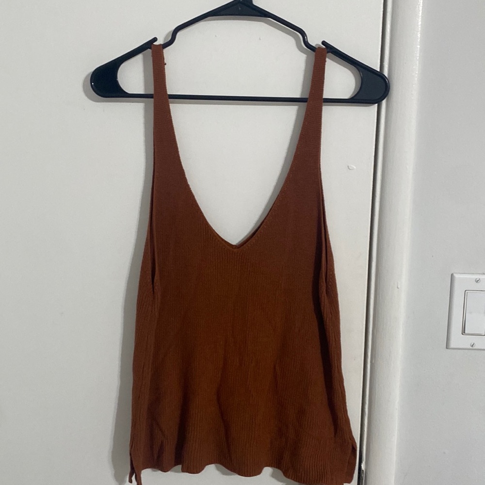 Brown low v tank